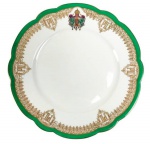 D. PEDRO II SERVIÇO IMPERIAL DITO PII GRANDE (DIFERENCIA-SE DO PII PEQUENO PELO TAMANHO DA INSCRIÇÃO PII NA PEÇA). PRATO FUNDO EM PORCELANA FRANCESA. NA ABA DO PRATO O BRASÃO IMPERIAL EM SUAS CORES HERÁLDICAS ENCIMADO POR COROA APLICADOS SOB MANTO CARMESIM E CORDÕES EM OURO. DO BRASÃO PENDE INSIGNIA DA IMPERIAL ORDEM DO CRUZEIRO DO SUL. SOB O BRASÃO A INSCRIÇÃO PII. BORDA DELIMITADA POR FRISO VERDE ESMERALDA E RENDILHADO EM OURO. EXEMPLAR DO MESMO SERVIÇO REPRODUZIDO À PÁGINA 214 DO LIVRO "LOUÇA DA ARISTOCRACIA NO BRASIL" POR JENNY DREYFUS. FRANÇA, SÉC. XIX. 17 CM DE DIÂMETRO. NOTA: OTA: Dom Pedro II tinha 46 anos em 1871, quando soube que sua filha de 23 anos, a princesa Leopoldina, falecera de tifo em Viena, decidiu então que chegara o dia de partir com a imperatriz e conhecer seus familiares austríacos. Nesse périplo pela Europa e África, foi Portugal, terra de seus ancestrais, onde estava sepultado seu pai e residia sua madrasta, Amélia de Leuchtenberg, que mereceu uma atenção especial. Dom Pedro II planejou sua viagem pelo estrangeiro de modo a começar e terminar neste país. O imperador fez questão de viajar com a maior simplicidade possível, reservando seus lugares sob o nome de D. Pedro dAlcantara e sua mulher, o que não impediu que logo fosse reconhecido e constantemente cercado de amabilidades e deferências pelos outros passageiros, a quem tratou com gentileza. Este clima de mútuo respeito e cordialidade permaneceu durante a viagem. Chegando a Lisboa, o imperador Dom Pedro II juntamente com todos os passageiros fez questão de cumprir a quarentena de febre amarela ordenada para embarcações que viessem do Rio de Janeiro, onde grassava foco desta doença. O Imperador recusou qualquer tratamento diferente oferecido a outros passageiros assim como agradeceu gentilmente o palácio que havia sido preparado para si durante a estada em Lisboa, preferindo hospedar-se em um hotel. O Imperador e a Imperatriz tiveram uma grande recepção dos lisboetas que já tinham muito ouvido falar do grande Imperador. Seu primeiro desejo foi o de visitar sua madrasta viúva de seu Pai o Imperador Dom Pedro I. Sobre a visita a ex imperatriz do Brasil, que ele não via desde aquele dia triste em sua infância em que o pai Dom Pedro I abdicando do trono do Brasil teve de deixar no País os infantes herdeiros do trono Dom Pedro escreveu: ...desembarquei no terreiro do Paço, indo logo às Janelas-Verdes (palácio onde residia Dona Amélia Augusta Eugenia Napoelona de Beauharnais) chorei de alegria e também de dor vendo minha Mãe tão carinhosa para mim, mas tão avelhantada e doente. O clima festivo em Lisboa continuou pela noite, com vários edifícios iluminados com capricho e imaginação, como a Rua do Alecrim, o Real Teatro Nacional dona Maria, alguns prédios do Chiado e da Rua do Ouro. Dom Pedro II e sua mulher não foram descansar, como seria de prever após aquele dia agitado, preferindo dar uma volta pelo Passeio Público. Tendo vasado este fato, imediatamente começou a chegar ao local uma multidão de umas seis mil pessoas, que queriam festejar os Imperadores. Ver um soberano passear na multidão era um espetáculo inédito e insólito para os portugueses, acostumados com as formalidades e a distância arrogante e protocolar da realeza. Foi uma visita memorável e nessa ocasião foi que Dom Luiz presenteou o Imperador Dom Pedro II com o magnífico aparelho de jantar que ficou conhecido como PII Grande.