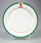 PRINCESA ISABEL DO BRASIL E CONDE D'EU. PRATO RASO DE PORCELANA FRANCESA, PASTA DURA, PERTENCENTE AO 1º SERVIÇO DE GALA DA PRINCESA ISABEL E GASTÃO DE ORLEANS, CONDE D'EU, CONHECIDO COMO SERVIÇO ISABEL E GASTÃO. BORDA DECORADA COM FAIXA VERDE-ESMERALDA ENTRE FRISOS A OURO, OSTENTANDO MONOGRAMA "IG" SOB COROA IMPERIAL. NO REVERSO, MARCA DORURE 2 PEUX, INDICATIVA DE DUPLA DOURAÇÃO A FOGO. IDÊNTICO EXEMPLAR INTEGRA OS ACERVOS DO MUSEU IMPERIAL EM PETRÓPOLIS, RJ, E DO INSTITUTO HISTÓRICO E GEOGRÁFICO BRASILEIRO, RJ. TAMBÉM REPRODUZIDO NA PÁGINA Nº 217 DO LIVRO, "LOUÇA DA ARISTOCRACIA NO BRASIL", DE JENNY DREYFUS. SÉCULO XIX. DIÂM. 24 CM.