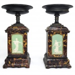 IMPONENTE PAR DE CASSOLETES FEITOS EM MADEIRA EBANIZADA REVESTIDA COM CASCO DE TARTARUGA E RESERVAS INCISAS COM PLACAS EM PASTA MOLE DE PORCELANA DECORADA COM FIGURAS DE VESTAIS EMOLDURADAS POR CORDÕES PEROLADOS EM METAL DORE.. ESTES VASOS DECORATIVOS DATAM DO PERÍODO ENTRE 1860 E 1870 E ERAM FREQUENTEMENTE COLOCADOS SOBRE A LAREIRA, FAZENDO PARTE OU NÃO DE UM CONJUNTO. INCENSO OU OUTRAS FRAGRÂNCIAS ERAM QUEIMADOS NOS PRÓPRIOS SUPORTES PARA DISSIPAR O CHEIRO DA LAREIRA. NO SÉCULO XIX, AS CASSOLETES ERAM FREQUENTEMENTE USADAS COMO QUEIMADORES DE INCENSO DECORATIVOS NAS CASAS DAS CLASSES ABASTADAS. ESTES OBJETOS ELEGANTES SERVIAM PARA DIFUNDIR AROMAS AGRADÁVEIS PELOS AMBIENTES. OS SUPORTES ERAM, PORTANTO, PREENCHIDOS COM ÓLEO PERFUMADO, ESPECIARIAS OU PRODUTOS OLFATIVOS QUE EVAPORAVAM OU QUEIMAVAM LENTAMENTE, PERMITINDO QUE A FRAGRÂNCIA DELICADA PREENCHESSE O ESPAÇO. NUMA ÉPOCA EM QUE A VENTILAÇÃO ERA LIMITADA, AS CASSOLETES SERVIAM PARA MASCARAR ODORES INDESEJÁVEIS E PERFUMAR AGRADAVELMENTE O INTERIOR. ERAM, PORTANTO, UM SÍMBOLO DE LUXO, REQUINTE E BOM GOSTO. FREQUENTEMENTE, FAZIAM PARTE DE UM CONJUNTO DE LAREIRA ACOMPANHADO POR UM RELÓGIO. FRANÇA, SEGUNDA METADE DO SEC. XIX. 28 CM DE ALTURANOTA: O período francês de Napoleão III (1852-1870) foi marcado pela ascensão da burguesia urbana, que formaria uma nova elite graças à Revolução Industrial. O Segundo Império foi, portanto, caracterizado pelo luxo, pela riqueza e pelo uso de materiais caros, como madeiras tropicais, bronze dourado e mármore. O estilo em si era bastante eclético, com elementos de praticamente todos os estilos clássicos franceses dos séculos anteriores combinados com o orientalismo.