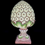 PINHA  EM CERAMICA ESTATUARIA REVIVALISTA DA TRADIÇÃO DE PRODUÇÃO NA REGIÃO DO PORTO. DECORADA EM BELA POLICROMIA. INICIO DO SEC. XX. 51 CM DE ALTURA (RESTAURO NA INSERÇÃO DA PINHA COM A BASE)