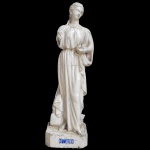COMMÉRCIO  LINDA ESCULTURA EM FAIANÇA DECORADA COM ESMALTES SIMULANDO MARMOREIO.  CONSTANTE DO CATALOGO DE 189 ONDE SE PODE VER QUE  A ESCULTURA ORIGINALMENTE SEGURAVA UM CADUCEU NA MÃO ESQUERDA (VIDE NOS CREDITOS EXTRAS DAS IMAGENS DESSE LOTE), NA MÃO DIREITA SEGURA MOEDAS. ESTÁ VESTIDA AO GOSTO DO CLASSISSISMO GREGO.  PORTUGAL, FINAL DO SEC. XIX. 102 CM DE ALTURA (FALTAS E RESTAUROS)NOTA: Na arte clássica e na iconografia, uma figura feminina com moedas e  caduceu  é a alegoria do Comércio. Ela frequentemente aparece acompanhada pelo deus Mercúrio (o mensageiro e patrono do comércio) em pinturas e esculturas históricas. Note que a figura feminina que personifica o comércio não possui um nome próprio como uma deusa mítica (como Atena ou Vênus). Ela é chamada simplesmente de Alegoria do Comércio ou Personificação do Comércio. Na tradição da arte clássica, conceitos abstratos como a Justiça, a República, a Indústria e o Comércio ganhavam a forma de mulheres, conhecidas coletivamente como Efígies ou Alegorias. Na mitologia antiga grega ou romana, os patronos do comércio eram deuses masculinos, especificamente Hermes (grego) ou Mercúrio (romano). Durante o Renascimento e o Neoclassicismo, os artistas preferiam desenhar figuras femininas para representar virtudes e atividades econômicas, combinando símbolos de várias divindades (como a cornucópia da deusa da fartura Abundância com a balança da Justiça).