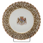 BARÃO DE MIRANDA  JÚLIO DE MIRANDA E SILVA (1839-1901). LINDO PRATO EM PORCELANA COM MARCAS DO ATELIER DE CHARLES E THEODORE HAVILAND, DECORAÇÃO DE LOUIS CHANUT RUE TRONCHET, PARIS. ABA MOVIMENTADA EM BOLEADO PROFUSAMENTE DECORADA COM FLORES EM DOURADO E VERDE ÁGUA A MIM SEMPRE TROUXERAM A SENSAÇÃO DE PADRÃO DE  PELAGEM DE LEOPARDO. EM RESERVA LINDO BRASÃO SOB CORONEL DE BARÃO, COM SUPORTES EM LEÕES RAMPANTENS, ESCUDO ESQUARTELADO E LEMA HOMINEM LABOR HONORAT  O TRABALHO HONRA O HOMEM. O LEMA REFORÇA O QUATRO QUARTEL DO ESCUDO ONDE ESTÁ REPRESENTADA UMA COLMÉIA DE ABELHAS EM OURO, QUE EM HERÁLDICA REPRESENTA LABORIOSA ATIVIDADE. TAMBÉM DOS MAIS BELOS EXEMPLARES DA PORCELANA DA NOBREZA BRASILEIRA, INCLUSIVE É REPRODUZIDO NA CONTRA CAPA DO LIVRO DE JENNY DREYFUS, LOUÇA DA ARISTROCRACIA NO BRASIL. TAMBÉM CONSTA NA PÁGINA 287 DO LIVRO. FRANÇA, 23 CM DE DIAMETRO.NOTA: Julio de Miranda e Silva. BARÃO DE MIRANDA. CRIAÇÃO DO TITULO: Barão por decreto de 7 de Outubro de 1883. Nascido a 17 de julho de 1839 em São Gonçalo, Rio de Janeiro, e falecido a 26 de maio de 1901 em Campos, Rio de Janeiro. Fazendeiro. Casou-se em primeiras núpcias com Maria Elisa Batista, falecida a 11 de agosto de 1894 no Rio de Janeiro, viúva de João Ferreira Tinoco e filha de Julião Batista Pereira de Almeida, 1® Baronesa de Miranda - sem sucessão. Casou-se a segunda vez com Cândida de Paiva Monteiro, 2® Baronesa de Miranda - com geração. Provedor da Sta Casa em 1893 a 1896 - Filho dos Barões de São José - casou-se em 2® núpcias com Candida de Paiva Monteiro, 2® Baronesa d eMiranda em 1896 e tiveram os filhos, João, Candida, Cimodece e José Julio - construiu com madeira vinda de Campos uma casa em Poços de Caldas na rua Amazonas 149.