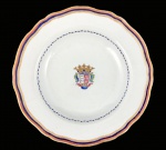 DOM CRISTÓVÃO PEREIRA DE CASTRO (1733- 1805)  FIDALGO, CAPITÃO-GENERAL E GOVERNADOR DE MACAU DE 1797 A 1800. PRATO EM PORCELANA DA COMPANHIA DAS INDIAS, REINADO QIANLONG ((1736-1795). ABA COM BORDA RECORTDA DECORADA COM FRISOS EM OURO, SALMÃO E AZUL. DELIMITANDO A CALDEIRA E A ABA GUIRLANDA COM FOLHAS EM AZUL E FIO EM OURO. NA CALDEIRA, RESERVA COM BRASÃO SOBRE COROA DE DUQUE. O BRASÃO TEM ARMAS EM ESCUDO BIPARTIDO SENDO UMA METADE COM FUNDO EM BRANCO E SEIS ESTRELAS EM AZUL E A OUTRA TEM FUNDO EM VERMELHO COM CRUZ EM OURO DA ORDEM DE CRISTO. SÃO ARMAS DE CASTRP E PEREIRA. SOB O BRASÃO COROA DE DUQUE. REPRODUZIDO NA PAGINA 184 DO LIVRO  A PORCELANA CHINESA E OS BRASÕES DO IMPÉRIO POR NUNO DE CASTRO.  TAMBÉM ESTA REPRODUZINO NO LIVRO DE VARELA SANTOS: "PORTUGAL NA PORCELANA DA CHINA - 500 ANOS DE COMÉRCIO", VOLUME IV. LISBOA: ARTEMÁGICA, 2010, PP. 1275-1277. CHINA, CIRCA DE 1790. 25 CM DE DIAMETRO (mínimo fio de cabelo na aba praticamente imperceptível)NOTA: Carta escrita por Ebenezer Townsend Jr., supercargo (oficial dos navios mercantes, encarregado da carga e dos assuntos comerciais da viagem) a bordo do Neptune (1) na sua viagem pelo Pacifico Sul, Cantão e Penang, entre 1796-1799. Ebenezer era natural dos Estados Unidos da América e traçou um relato sobre o aspecto de Macau a época em que Dom Cristóvão Pereira de Castro era Governador: Caro IrmãoÀ 1 P.M. (24 de Outubro) ancorámos na rada de Macau numa profundidade de cinco braças e fomos a terra buscar um piloto para Cantão  a nossa primeira tarefa foi ir visitar o Governador CRISTÓVÃO PEREIRA DE CASTRO e a seguir o Comodoro dos navios ingleses na Taipa, que eram então comandados pelo Capitão Turner. Suponho que não tínhamos obrigação de ir cumprimentar este inglês, mas é costume, e eu senti satisfação ao ouvir ali um cavalheiro inglês que havia estado algum tempo na América.   Há grande número de belos edifícios. A cidade é muralhada e muito bem fortificada. O chamado porto interior é bom com cerca de 13 pés de água, mas as fragatas ancoram na Taipa. Há agora treze navios de velas redondas e vários barcos menores no porto interior. O tufão não lhes causou prejuízos, pois o porto é como um lago. Os barcos que aqui estão carregam de cem a centenas de toneladas.No verão é lugar de residência para os sobrecargos e empregados da East India Company, visto que nessa estação não se faz negócio em Cantão, e aqui podem viver mais economicamente e mais agradavelmente do que em Cantão. Eu, porém, vi pouco que me agradasse. Vi poucas mulheres portuguesas nas ruas, mas elas estavam de tal forma cobertas com um véu que eu não posso dizer se eram bonitas ou feias; porém, se é verdade o que dizem, eu poderia ter examinado mais intimamente as suas feições por uma pequena compensação.Comprámos ovos e laranjas  cem por meio dólar  e bom vinho no hotel  uma garrafa por 75 centavos de dólar. Há cerca de doze igrejas (3) e uns 4.000 habitantes (4) no máximo; eles vão à igreja, mas são falhos de iniciativa. No início o estabelecimento era muito florescente; mas a riqueza, que o ergueu, foi provavelmente a causa do seu declínio; tornaram-se faustosos e enervados