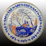 DUQUE DE PALMELA  PORCELANA CHINESA REINADO JIAQING - D.PEDRO DE SOUSA HOLSTEIN (1781-1850) O PRIMEIRO DUQUE DE PALMELA. PRINCIPAL ARTICULADOR POLÍTICO E DIPLOMÁTICO DE D. PEDRO NA EUROPA PARA RESTAURAR OS DIREITOS DA RAINHA D. MARIA II NO TRONO PORTUGUES. A ELE SE DEVEM AS ALIANÇAS FEITAS COM INGLATERRA E OUTROS PAÍSES EUROPEUS NESSE SENTIDO, PALMELA TINHA FORTES CONEXÕES DE PODER COM A EUROPA, ERA ADMIRADO POR SUA ERUDIÇÃO E PORTE. REPRESENTOU PORTUGAL NO CONGRESSO DE VIENA (18141815), DEFENDENDO OS INTERESSES DO IMPÉRIO LUSO-BRASILEIRO APÓS AS INVASÕES NAPOLEÓNICAS. RARO PRATO EM PORCELANA CHINESA DE EXPORTAÇÃO REINADO JIANQING. PERTENCENTE AO SERVIÇO DO DUQUE DE PALMELA D.PEDRO DE SOUSA HOLSTEIN (1781-1850). BORDA COM GUIRLANDA EM OURO E FOLHAS DE PARREIRA.  CORPO E CALDEIRA COM ÁRVORE DE ROMÃ E SEUS FRUTOS TENDO AO FUNDO CIDADELA. NÃO FORA RARO POR TER PERTENCIDO AO SERVIÇO DESSE TITULAR É TAMBÉM DE RARA BELEZA, UMA PEÇA SURPREENDENTE DA LAVRA DOS ARTESÃOS DE PORCELANA CHINESA DO INICIO DO PERÍODO OITOCENTISTA. EXEMPLAR DESTE SERVIÇO ESTA REPRODUZIDO NO LIVRO LOUÇA DA ARISTOCRACIA NO BRASIL, POR JENNY DREYFUS. PAG. 134, 25 CM DE DIÂMETRO. NOTA: D.Pedro de Sousa Holstein (1781-1850) o primeiro Duque de Palmela foi um dos artífices da Revolução Liberal que entronizou Dona Maria II em Portugal com a deposição do usurpador D. Miguel. Era afilhado de batismo da Rainha Dona Maria I e do rei Dom Pedro III. Foi feito conde por Dona Maria I, sua madrinha, Marquês por Dom joão VI e Duque por Dom Pedro I quando este regia o Reino de Portugal em favor de sua Filha D. Maria II. Foi um militar que desempenhou papel importante nas guerras peninsulares pela libertação de Portugal do jugo de Napoleão Bonaparte. Foi também ministro plenipotenciário em Londres e guardião de Dona Maria II quando esta viveu em na Inglaterra a aguardar as guerras que destronariam seu tio e marido Dom Miguel I que lhe usurpou o trono português. Em 1817 foi chamado a exercer o cargo de ministro dos negócios estrangeiros. Como tal, viajou para oRio de Janeiro, onde a corte portuguesa se encontrava desde as invasões francesas. No entanto, contrário à presença da corte noBrasil, e não emLisboa, acaba por se demitir; só após aRevolução Liberalde 24 de Agosto de 1820, e o subsequente regresso dorei, em 1821, Palmela aceitou o cargo; nessa altura foi incumbido de viajar ao Brasil e acompanhar o rei no seu regresso triunfal a Portugal. Até à sua morte desempenhou numerosos cargos políticos e militares. Por sua lealdade foi recompensado por Dom Pedro I que o tornou grande no Reino. D. Pedro de Sousa Holstein, 1º conde, marquês e duque de Palmela e 1º duque do Faial, descendente da Casa de Bragança e da Família Real Dinamarquesa; foi primeiro-ministro de Portugal.