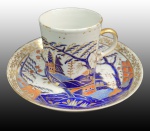 DUQUE DE PALMELA  PORCELANA CHINESA REINADO JIAQING - D.PEDRO DE SOUSA HOLSTEIN (1781-1850) O PRIMEIRO DUQUE DE PALMELA. PRINCIPAL ARTICULADOR POLÍTICO E DIPLOMÁTICO DE D. PEDRO NA EUROPA PARA RESTAURAR OS DIREITOS DA RAINHA D. MARIA II NO TRONO PORTUGUES. A ELE SE DEVEM AS ALIANÇAS FEITAS COM INGLATERRA E OUTROS PAÍSES EUROPEUS NESSE SENTIDO, PALMELA TINHA FORTES CONEXÕES DE PODER COM A EUROPA, ERA ADMIRADO POR SUA ERUDIÇÃO E PORTE. REPRESENTOU PORTUGAL NO CONGRESSO DE VIENA (18141815), DEFENDENDO OS INTERESSES DO IMPÉRIO LUSO-BRASILEIRO APÓS AS INVASÕES NAPOLEÓNICAS. RARA XÍCARA COM PIRES  EM PORCELANA CHINESA DE EXPORTAÇÃO REINADO JIANQING. PERTENCENTE AO SERVIÇO DO DUQUE DE PALMELA D.PEDRO DE SOUSA HOLSTEIN (1781-1850). BORDA COM GUIRLANDA EM OURO.  CORPO COM ÁRVORE DE ROMÃ E SEUS FRUTOS TENDO AO FUNDO CIDADELA. NÃO FORA RARO POR TER PERTENCIDO AO SERVIÇO DESSE TITULAR É TAMBÉM DE RARA BELEZA, UMA PEÇA SURPREENDENTE DA LAVRA DOS ARTESÃOS DE PORCELANA CHINESA DO INICIO DO PERÍODO OITOCENTISTA. EXEMPLAR DESTE SERVIÇO ESTA REPRODUZIDO NO LIVRO LOUÇA DA ARISTOCRACIA NO BRASIL, POR JENNY DREYFUS. PAG. 135, 14,5 CM DE DIÂMETRO (PIRES). NOTA: D.Pedro de Sousa Holstein (1781-1850) o primeiro Duque de Palmela foi um dos artífices da Revolução Liberal que entronizou Dona Maria II em Portugal com a deposição do usurpador D. Miguel. Era afilhado de batismo da Rainha Dona Maria I e do rei Dom Pedro III. Foi feito conde por Dona Maria I, sua madrinha, Marquês por Dom joão VI e Duque por Dom Pedro I quando este regia o Reino de Portugal em favor de sua Filha D. Maria II. Foi um militar que desempenhou papel importante nas guerras peninsulares pela libertação de Portugal do jugo de Napoleão Bonaparte. Foi também ministro plenipotenciário em Londres e guardião de Dona Maria II quando esta viveu em na Inglaterra a aguardar as guerras que destronariam seu tio e marido Dom Miguel I que lhe usurpou o trono português. Em 1817 foi chamado a exercer o cargo de ministro dos negócios estrangeiros. Como tal, viajou para oRio de Janeiro, onde a corte portuguesa se encontrava desde as invasões francesas. No entanto, contrário à presença da corte noBrasil, e não emLisboa, acaba por se demitir; só após aRevolução Liberalde 24 de Agosto de 1820, e o subsequente regresso dorei, em 1821, Palmela aceitou o cargo; nessa altura foi incumbido de viajar ao Brasil e acompanhar o rei no seu regresso triunfal a Portugal. Até à sua morte desempenhou numerosos cargos políticos e militares. Por sua lealdade foi recompensado por Dom Pedro I que o tornou grande no Reino. D. Pedro de Sousa Holstein, 1º conde, marquês e duque de Palmela e 1º duque do Faial, descendente da Casa de Bragança e da Família Real Dinamarquesa; foi primeiro-ministro de Portugal.