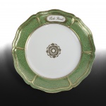 1º BARÃO DE ITAMBÉ FRANCISCO JOSÉ TEIXEIRA (1780-1866)  BELO PRATO RASO PERTENCENTE AO SERVIÇO DO BARÃO DE ITAMBÉ. MANUFATURA EM PORCELANA DE PARIS. BORDA VERDE COM "VERMICULATED GROUND" REMATADO EM OURO. NA PARTE SUPERIOR, RESERVA ENRIQUECIDA COM MOTIVOS FLORAIS EM OURO, CONTENDO  OS DIZERES: "B. DE ITAMBÉ". AO CENTRO ROSÁCEA DOURADA. PASTA DURA. A MEU VER UM DOS MAIS BELOS SERVIÇOS DE PORCELANA DOS TITULARES BRASILEIROS. REPRODUZIDO NO LIVRO "LOUÇA DA ARISTOCRACIA NO BRASIL" POR JENNY DREYFUS NA PAG. 275, SEM MARCA. FRANÇA. SÉCULO XIX. 24 CM DE DIÂMETRO.NOTA: Francisco foi titulado barão por Decreto de 15 de novembro de 1856 em função de vários serviços prestados ao Segundo Reinado, tomando tal designação toponímica de um pico e de uma povoação de Minas Gerais, onde se radicara sua família. Nasceu na Fazenda da Ilha, em Conceição da Barra (São João d'El Rei), em 6 de setembro de 1780, e faleceu em Vassouras em 22 de março de 1866, aos 85 anos, sendo filho do Capitão Francisco José Teixeira (nascido em 1750 em São Tiago da Cuxita, na Comarca de Guimarães, Arcebispado de Braga, Portugal e falecido em 1788 quando trabalhava como minerador no Rio das Mortes, em Minas Gerais) e de D. Ana Josefa de Souza (nascida em 1758 em São João d'El Rei e falecida em 23 de janeiro de 1808) e neto paterno de Belchior Gonçalves e de Helena Teixeira e materno de Manuel Martins de Carvalho e de Josefa de Souza Monteiro. Casou-se em 13 de setembro de 1802 com Francisca Bernardina do Sacramento Leite Ribeiro, nascida também em São João d'El Rei no dia 4 de junho de 1781 e morta em Vassouras em 6 de setembro de 1864 aos 83 anos, por uma infeliz coincidência no dia do aniversário de 83 anos do marido. Era ela filha do sargento-mor José Leite Ribeiro e de D. Escolástica Maria de Jesus (nascida em 1745 no Distrito de Nazaré, também em São João d'El Rei, e falecida na mesma cidade em 25 de junho de 1823, aos 78 anos de idade), sendo neta paterna de Francisco Leite Ribeiro e de Isabel Ferreira e materna do sargento-mor Lourenço Correia Sardinha (nascido em Portugal em data ignorada e falecido em Minas Gerais em 1747) e de Maria da Assunção Morais (nascida em São João d'El Rei em 1721 e ali morta em 1763). Francisca Bernardina também era sobrinha do barão de Itamarandiba (Joaquim Vidal Leite Ribeiro), sendo sua mãe irmã do barão de Ayuruóca ou Airuóca (Custódio Ferreira Leite). O barão de Itambé foi um banqueiro de grande renome em toda a área do Vale do Paraíba e político de imenso prestígio e respeito, principalmente em Vassouras, cidade em que desenvolveu vários trabalhos sociais. A propósito, deixou ele no centro de Vassouras e bem ao lado da Matriz um belo palacete edificado entre 1848 e 1849 por José Joaquim Botelho. Trata-se de uma rica e elegante construção assobradada, com cobertura em telha de canal, de pé direito elevado. No sobrado, na parte central, há um amplo salão com três portas que se abrem para a varanda corrida com guarda-corpo de ferro e belos desenhos nas vidraças das portas. Por sua vez, o pavimento térreo, que é mais longo que o segundo, possui cinco janelas. À direita do solar, lateralmente, aparece o pórtico de entrada para a chácara, dotado de portão de ferro robusto e desenho refinado, encimado por frontão partido que tem ao centro uma gárgula de louça. O belo prédio hoje pertence à Universidade de Vassouras.Os barões de Itambé geraram 11 filhos (8 homens e 3 mulheres), sendo que o segundo - Francisco José Teixeira Leite - foi titulado barão de Vassouras em 1871. Além de banqueiro, o barão de Itambé foi também agricultor e prestigiado chefe político, tendo sido agraciado pelo Império como Comendador da Imperial Ordem da Rosa.A descendência o barão de Itambé 01. JOSÉ EUGÊNIO TEIXEIRA LEITE (1803-1873), nascido em 28 de julho de 1803 em Conceição da Barra. Casado em 25 de janeiro de 1835 com Maria Guilhermina Cândida Teixeira Leite, sua prima. O casal teve 6 filhos (José Eugênio Filho, Francisco Leopoldo, Maria, João, Francisca e Ana). 02. FRANCISCO JOSÉ TEIXEIRA LEITE, O BARÃO DE VASSOURAS (1804-1884), casado uma primeira vez com sua prima Ana Esméria Teixeira Leite e uma segunda vez com outra prima, Alexandrina Teixeira Leite. Com a primeira esposa ele gerou 7 filhos e com a segunda mais  11 descendentes. Esse barão merecerá um capítulo futuro. 03. JOÃO EVANGELISTA TEIXEIRA LEITE (1807-1861), nascido em Conceição da Barra em 15 de maio de 1807. Casado em 26 de outubro de 1837 com Ana Bernardina de Carvalho, nascida em 1816 e falecida em 1851, filha do 1º Barão do Amparo. O casal gerou 5 filhos, sendo que a terceira (Amélia Eugênia Teixeira Leite) casou-se com Joaquim Gomes Leite de Carvalho, o 2º barão do Amparo, seu tio. Os outros quatro foram João Evangelista Filho, Francisco Augusto, Francisca Bernardina e Ana Bernardina. 04. MARIANA (OU MARIA ALEXANDRINA) TEIXEIRA LEITE (1808-1842), nascida em Conceição da Barra em 18 de dezembro de 1808 e falecida em São João d'El Rei em 28 de junho de 1842. Casada em 2 de novembro de 1827 com Batista Caetano de Almeida (nascido em 3 de maio de 1797 e falecido em 24 de junho de 1839), com quem gerou 5 filhos (Mariana, Emília, Batista Caetano Filho, Manoel e Francisca Bernardina). 05. ANTÔNIO CARLOS TEIXEIRA LEITE (1810-1877), nascido em Conceição da Barra em 26 de julho de 1810 e morto em 20 de outubro de 1810. Casado em primeiras núpcias com Maria Jesuína Teixeira Leite, sua contraparente, não se descobrindo registro de filhos para eles. Casado uma segunda vez com Umbelina Cândida Teixeira Leite, sua prima, teve com ela 8 filhos (João Olímpio, Antônio Carlos, Custódio Sobrinho, Umbelina, Ernestina, Carlos Alberto, Jorge Luiz e Luciano Arnaldo). 06 JOAQUIM JOSÉ TEIXEIRA LEITE (1812-1872), nascido em Conceição da Barra e batizado na Matriz daquela cidade em 6 de fevereiro de 1812. Faleceu em Vassouras em 14 de novembro de 1872. Casado em 15 de agosto de 1847 com Ana Esméria Corrêa e Castro, filha de Laureano Corrêa e Castro, o barão de Campo Belo. O casal teve apenas duas filhas: Francisca e Eufrásia Teixeira Leite, esta nascida em 1850. Eufrásia herdou dos pais, entre outros vários bens, a Chácara da Hera. 07. CARLOS TEIXEIRA LEITE (1814-1873), nascido em Conceição da Barra, onde foi batizado em 28 de julho de 1814. Casado na mesma cidade, em primeiras núpcias, em 6 de setembro de 1844, com sua sobrinha Mariana Alexandrina Teixeira de Almeida (filha de Batista Caetano e Maria Alexandrina), com quem gerou três filhos (Mariana, Carlos e Luciano). De um segundo casamento com Carlota Augusta do Couto Teixeira, em 18 de outubro de 1858, nasceram mais 5 filhos (Francisca, Francisco José, Ernesto, Julieta e Estefânia). 08.ANA JESUÍNA C NDIDA TEIXEIRA LEITE (1815-1899), nascida em Conceição da Barra em 10 de dezembro de 1815. Casada com o Comendador Luciano Leite Ribeiro. Não se conhecem descendentes do casal. 09. MARIA GABRIELA TEIXEIRA LEITE (1817-1883), nascida em Conceição da Barra em 28 de setembro de 1817 e falecida em 21 de agosto de 1883. Casada, em 6 de setembro de 1844, com o Major Francisco José Teixeira e Souza, seu primo nascido em 1800. Tiveram 5 descendentes, sendo que a filha Emília Gabriela Teixeira Leite e Souza tornou-se esposa de Manuel Gomes de Carvalho, o barão do Rio Negro. 10. CUSTÓDIO TEIXEIRA LEITE (1819-1883), nascido em Conceição da Barra em 1819 e falecido na cidade de Nice, na França, em 1 de fevereiro de 1883. Casado com sua prima Teresa Vidal Leite Ribeiro. Tiveram três filhos falecidos solteiros, cujos nomes não se tornaram conhecidos. 11. PEDRO TEIXEIRA LEITE - Sem maiores dados.