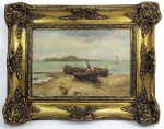 ALBERTO BARONI  MARINHA COM BARCOS E PESCADOR  OST  ASSINADO PELO ARTISTA NO CANTO INFERIOR ESQUERDO. MUJITO BEM MOLDURADO! BRASIL, MEADOS DO SEC. XX. 71 X 58 CM (CONSIDERANDO-SE O TAMANHO DA MOLDURA) SEM A CONSIDERAR A MOLDURA TEM 50 X 33 CMNOTA: Nasceu em São Paulo, em 1911 e faleceu, em 1994. A pintura não precisa ser alegre, basta que seja triste verdadeiramente. Interessado desde criança, apenas pela pintura, logo abandona o curso primário, alegando total desinteresse pelas matérias. O mestre Antônio Rocco, seu professor de pintura, descobre casualmente o daltonismo de Baroni. Descendente de italianos prósperos, logo é examinado pelos melhores oftalmologistas de então. O diagnóstico é o pior possível  daltonismo total! Portanto, absolutamente incompatível com a carreira de pintor. Desestimulado por todos ingressa no comércio, vindo a trabalhar com os irmãos. Todavia, a arte fala mais alto! Abandona os negócios e tenta novamente o velho sonho. Baroni era um homem determinado! Já havia posto de lado o projeto de constituir família, para se dedicar integralmente à pintura. Da sua vida sentimental, tudo o que sobrou foi um maravilhoso quadro, por ele pintado, numa das paredes da sala de estar de sua casa, do único amor de sua vida  uma jovem de corpo inteiro, aparentando dezoito anos de idade. Baroni, nunca revelou o nome da jovem, nem falava sobre o assunto. Do jeito que o conhecemos, conseguimos imaginar a tremenda luta que travou face à paixão, em favor da arte. Assim, não seria o daltonismo que lhe frustraria o sonho de ser pintor. Durante anos, passa noites em claro, estudando a reflexão da luz. Naquele momento, mais importante que o desenho e as cores era o claro-escuro. Mais tarde, encontra uma solução prática para distinguir as cores  escreve-as nos pincéis e nos tubos de tinta! Os tons, as meias-tintas, são obtidas pela maior ou menor intensidade da reflexão da luz. Ou seja, através da luz e sombra. Entretanto, muitos poucos sabiam do daltonismo de Baroni. Alguns desconfiavam, mas não queriam crer dada a impossibilidade. Baroni era diferente em tudo! Vivia entre a casa e o atelier; jamais entrou num shopping. As fabulosas figuras, em movimento, eram o resultado de suas investidas ao Mercado Municipal, logo ao raiar do sol, onde passava horas observando os feirantes a descarregarem as carroças, bem como, os interiores de igrejas, que deram origem aos famosos coroinhas, às cenas sacras, à Descida da Cruz e à Crucificação. Estes eram os dois únicos lugares que faziam Baroni sair de casa. Muitos achavam que Baroni era profundamente religioso, uma vez que, passava manhãs e tardes dentro de uma igreja. Todavia, as razões eram outras  a luz que vibrava dos paramentos litúrgicos, o claro-escuro que se formava entre a nave central das igrejas com o resto do templo e o espectro de luz irradiado pelos vitrais.Baroni tinha como amigos, Scavone e Oehlmeyer. Ao final da tarde, encontrava-se com Scavone no bar que ficava no térreo do edifício onde ambos tinham atelier, na Praça João Mendes, no centro de São Paulo. As conversas eram as mesmas de sempre: pintura e, política! Scavone morre, em 1970, e Oehlmeyer, três anos mais tarde. Baroni resolve mudar o atelier para a Avenida Aclimação, e instala-se num antigo edifício pertencente à sua família. Daí em diante, sua vida social resume-se a uma ou duas visitas por semana a outro pintor, que muito o admirava: Arnaldo Barbieri, também já falecido. Ao contrário de Baroni, de Oehlmeyer e de Scavone, Barbieri é extrovertido, falante e entusiasta. Baroni, avesso à crítica, a entrevistas e ao que pensavam dele, sempre se negou a falar de si próprio, sequer permitia que alguém o fotografasse ou o visitasse no atelier. Depois de muita insistência acabou cedendo, mas, mesmo assim, avisou-nos que éramos privilegiados, pois não recebia ninguém! Logo em seguida, revelou-nos o seu grande interesse pela simplificação na pintura, e também, o desejo de divulgar a sua obra. Enquanto editávamos o seu filme, chega-nos a notícia que havia falecido. Baroni havia partido, mas a melhor parte dele ficou - A Procissão, O Açougueiro, Descanso dos Trabalhadores, Crucificação, O Despejo, A Morte, O Milagre, O Julgamento e tantos outros. Ainda em vida, disputou vários Salões, mas muitos recusaram as suas obras; ora por inveja, ora por política, ou simplesmente porque duvidavam da sua autenticidade, pela rara beleza que mostravam. Naquela época, os salões eram muito importantes para os pintores, representavam o valor do artista. Apesar da corrupção e dos partidarismos políticos internos, constituía-se, até certo ponto, como único referencial de avaliação para os pintores. À semelhança de Oehlmeyer, Baroni sofre todo o tipo de descriminação e injustiça. Todavia, à medida que o tempo passa, Baroni  surpreende cada vez mais, não só com a qualidade e a beleza, mas também, com a facilidade com que manipula as técnicas e os temas, vindo mais tarde a conquistar os melhores prêmios dos principais salões do país. Cada centímetro quadrado da tela era objeto de estudo detalhado; desde a idealização da obra, passando pela composição, desenho, cores, escala cromática, arranjo de planos, até à sua realização. Na obra A Procissão, vê-se Nossa Senhora no andor e uma imensa multidão acompanhando a procissão. Baroni serviu-se apenas de três modelos: o seu motorista particular, o jardineiro e um mendigo que contratava de quando em quando. Porém, ao contemplar-se a obra, fica-se com a impressão de que todas as pessoas são diferentes. Nos raros momentos de descontração, já que a pintura era a sua vida e lazer, conversava com a família ou assistia, sem prestar muita atenção, a algum programa de televisão. Ainda assim, sempre tinha por perto um lápis ou uma esferográfica e um pedaço de papel. Na falta deste, serviam-lhe os envelopes da correspondência recebida, ou até, extratos bancários, contas de luz e telefone, e às vezes, as próprias cartas; sempre rabiscando um detalhe ou esboçando uma nova idéia! A obra A Procissão, ocupando meia parede da grande sala de jantar, assim foi realizada. Barone foi construindo aquele quadro por partes usando o papel de sacos de pão ou de embrulhos de compras sem fazer a menor idéia, pelo menos no princípio, a que proporções chegaria. Como ele mesmo dizia: este quadro não foi feito, foi surgindo. A obra O Açougueiro, é tremenda, no sentido lato da palavra - um homem de avental branco, todo ensangüentado, empunhando uma faca na mão direita, enquanto a outra mão se apoiava sobre uma mesa, onde jaz um lombo de boi esquartejado, do qual brotava muito sangue. Trata-se de uma obra de grandes proporções, quase em tamanho natural, conferindo-lhe um inexorável realismo  é a obra preferida de Baroni. Tudo aquilo que desperta a atenção de Baroni, logo lhe serve de tema para a próxima obra. Atento à realidade social de seu tempo, retrata como ninguém, o sofrimento humano, a pobreza e a solidariedade. 