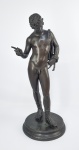 NARCISO  DE POMPEIA  POR MICHELE AMODIO  ESCULTURA EM BRONZE  DA SEGUNDA METADE DO SEC. XIX. INSPIRADA NO ORIGNAL ANTIGO DESCOBERTO EM 1862 EM POMPÉIA NA CASA DE NARCISO E ATUALMENTE PRESERVADO EM NÁPOLES. ESSA BELA ESCULTURA É TIPO DE ARTE CRIADO PARA SER VENDIDO AOS ARISTOCRATAS, ORIUNDOS DE FAMÍLIAS ENDINHEIRADAS QUE REALIZAVAM O GRAND TOUR PELA EUROPA COMO UM RITO DE PASSAGEM PARA A VIDA ADULTA. ITALIA, CIRCA DE 1870. 62 CM DE ALTURANOTA: Grand Tour era uma tradicional viagem pela Europa, feita principalmente por jovens da aristocracia. Trata-se da origem histórica do turismo contemporâneo, principalmente da maneira como ele é entendido no Ocidente.O costume floresceu desde cerca de 1600 até o surgimento do tráfego ferroviário em grande escala, na década de 1840, e costumava estar sempre associado a um determinado itinerário. A tradição ainda continuou depois que as viagens por trem e navio a vapor facilitaram os deslocamentos, e jovens dos países americanos e de outros locais do mundo também a realizaram. O Grand Tour servia como um rito de passagem educacional. Associado inicialmente com a Grã-Bretanha, especialmente com a gentry e a nobreza britânica, posteriormente viagens semelhantes também seriam feitas por jovens endinheirados de nações do Norte da Europa e do restante do Continente. Com o tempo, o apelo da Grand Tour tornou-se grande a ponto de ser praticada pelos filhos das mais ricas famílias das colônias dos países Europeus. Dois bons exemplos disso são Simon Bolívar, que segundo consta teve a ideia de liderar o movimento pela independência das colônias da Espanha enquanto viajava pela Itália com seu tutor,4 e José de San Martin, que viajou por boa parte da Europa após terminar seus estudos e chegou a instalar-se por um tempo em Roma, um destino fundamental da Grand Tour. O jornal americano The New York Times descreveu assim a Grand Tour: Há trezentos anos, ingleses jovens e ricos começaram a realizar uma viagem pós-Oxbridge através da França e da Itália, em busca de arte, cultura, e das raízes da civilização ocidental. Com fundos quase ilimitados, ligações aristocráticas e meses (ou anos) disponíveis, eles comissionavam pinturas, aperfeiçoavam seus dotes linguísticos e se misturavam com a nobreza local. O valor primário da Grand Tour, acreditava-se, estava na exposição tanto ao legado cultural da Antiguidade Clássica e do Renascimento, quanto à sociedade aristocrática e chique do continente europeu. Além disso, era a única oportunidade existente de se ver certas obras de arte, e, possivelmente, a única chance de se ouvir certas peças musicais. Um grand tour podia durar de alguns meses até alguns anos. Era comumente realizada em companhia de algum guia conhecedor, ou de um tutor. A Grand Tour teve mais do que uma importância cultural superficial; nas palavras do historiador inglês E.P. Thompson, "o controle da classe dominante, no século XVII, localizava-se antes de tudo numa hegemonia cultural, e, somente depois, numa expressão de poder econômico ou físico (militar)".