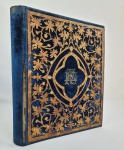 OWEN JONES  THE PREACHER (O PREGADOR) PUBLICADO EM LONDRES EM 1849. EX COLEÇÃO DR. ANTONIO BERNARDES DE OLIVEIRA (1901-1981).   UMA OBRA FABULOSA DO ARTISTA QUE FEZ RESSURGIR NO SEC. XIX A ANTIGA ARTE MEDIEVAL DAS ILUMINAÇÃO DE TEXTOS/ILUMINURA. CADA PAGINA TEM UMA MENSAGEM DA BIBLIA COM CONTEUDO MORALIZADOR E DE CONDUTA CRISTÃ. SÃO ESCRITAS EM INGLES ARCAICO E ILUMINADAS ARTISTICAMENTE PÁGINA POR PAGINA. A PUBLICAÇÃO É DE Remnant & Edmonds pioneira em uma técnica para produzir UMA LUXUOSA ENCADERNAÇÃO EM MADEIRA, QUE ERA MOLDADA COM CALOR. A CAPA EM MADEIRA CERTAMENTE NÃO RESISTIU AO TEMPO E FOI SUBSTITUIDA POR UMA LUXUOSA ENCADERNAÇÃO EM VELUDO ALEMÃO COM APLICAÇÃO DE PRATA DE LEI FORMANDO UM MONOGRAMA COM LETRAS GÓTICAS AHD. COMO EXMPLO CITO O TEXTO EM INGLES ARCAICO E COM SUA VERSÃO TRADUZIDA EM PORTUGUES PARA ILUSTRAR O CONTEUDO DO LIVRO: He that giveth unto the poor shall not lack: but he that hideth his eyes shall have many a curse."TRADUÇÃO PARA O PORTUGUÊS" Aquele que dá ao pobre não terá falta; mas o que esconde os seus olhos terá muitas maldições. "ESTE TRECHO É UM VERSÍCULO BÍBLICO EXTRAÍDO DO LIVRO DE PROVÉRBIOS 28:27. O LIVRO ESTÁ COMPLETO E AS PÁGINAS EM OTIMAS CONDIÇOES. 36 X 28 CMNOTA: Owen Jones (1809-1874) foi uma figura de destaque no ressurgimento da arte da iluminura durante a era vitoriana. Em 1841, ele produziu "Ancient Spanish Ballads", o primeiro do que Ruari McLean chama de "livros iluminados". Esses eram livros de presente adornados com vívidas decorações manuscritas medievais e frequentemente utilizavam textos devocionais. Jones também desenhou as encadernações para esses volumes, que muitas vezes eram executadas de maneiras inovadoras em couro. "The Preacher", no entanto, é "a única capa de livro conhecida por ter sido produzida" pelo processo de "entalhe" em madeira de Remnant & Edmonds (McLean, p. 31). Também foi publicado em couro vermelho com estampagem a seco. Cromolitografia completa (34 cromolitografias no total) em azul, vermelho e dourado sobre papel grosso montado em suportes de linho. 