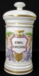 POTE DE FARMÁCIA - MAGNIFICO  POTE DE FARMÁCIA EM PORCELANA ARTISTICAMANETE DECORADO. BASE E TAMPA DECORADAS COM RICOS BARRADOS EM OURO. INTEGRA UM CONJUNTO DE SETE POTES QUE ESTA SENDO VENDIO EM SEQUENCIA. TODOS ORIUNDOS  DE UMA MESMA FARMACIA. O CORPO TEM EXUBERANTE ESCUDO POLICROMADO ALADO POR FIGURAS MITOLÓGICAS ALEGÓRICAS E FRISOS EM FILETE DE OURO. EM RESERVA APRESENTA O NOME DA SUBSTANCIA QUE CONTINHA SENDO: EMPL: C:OX:FER:" ESTAMPADA NA CARTELA DO POTE DE FARMÁCIA É UMA ABREVIAÇÃO FARMACÊUTICA EM LATIM PARA "EMPLASTRUM CUM OXIDO FERRICO" (OU EMPLASTRUM OXIDI FERRICI), CONHECIDO HISTORICAMENTE COMO EMPLASTRO DE ÓXIDO DE FERRO (OU "EMPLASTRO DE FERRO", TAMBÉM CHAMADO POPULARMENTE NA MEDICINA ANTIGA DE EMPLASTRO ROBÓRANS OU FORTIFICANTE).  NOS SÉCULOS XVIII E XIX, OS EMPLASTROS TÓPICOS À BASE DE ÓXIDO DE FERRO ERAM AMPLAMENTE UTILIZADOS NA MEDICINA GALÊNICA COMO ADSTRINGENTES, TONIFICANTES E REESTRUTURANTES LOCAIS. ACREDITAVA-SE QUE A APLICAÇÃO EXTERNA DO FERRO SOBRE A PELE AJUDAVA A "FORTALECER" ARTICULAÇÕES ENFRAQUECIDAS, ALIVIAR DORES LOMBARES, FIXAR ATADURAS. FRANÇA. SEC. XIX. 28 CM DE ALTURANOTA: Sobre esses curiosos e colecionáveis potes vale a pena transcrever parte das aventuras de José Claudino da Nóbrega descritas em seu livro Memórias de um Viajante Antiquário. Nóbrega foi o pioneiro em desbravar o interior do Brasil em busca de antiguidades, trabalhando a princípio a soldo do grande comerciante português de antiguidades radicado na cidade de Santos, Antonio Frutuoso Amado. Conta-nos em seu livro, na pagina 17, que estando em Mato Grosso na década de 1950, comprou uma coleção de potes de farmácia, daqueles de palmeirinhas, desenho de um padre brasileiro que morou em Paris. Juntamente com outras antiguidades garimpadas despachou de caminhão os potes para o Sr. Amado. Alguns dias depois recebeu um telegrama do comerciante com o seguinte teor: Não compre mais potes vg não sou boticário. Nóbrega relata que ficou contrariado porque tendo viajado todo o país não tinha ainda visto potes de farmácia tão bonitos. Passadas algumas semanas foi encontrar seu contratante para acertar contas em Santos e chegando lá encontrou apenas dois dos potes enviados. Então perguntou ao português: Seu Amado, onde estão os potes? Mandei-lhe cento e cinquenta e só vejo dois. Ao que o comerciante lhe respondeu: O Nóbrega, vieram antiquários europeus e compraram-mos. Fiquei com estes de lembrança, mais tu vais me aumentar o estoque. Para quê? O senhor não é Boticário brincou Nóbrega. Conta o velho Nóbrega que seu Amado não pôde deixar de rir.