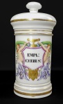 POTE DE FARMÁCIA - MAGNIFICO  POTE DE FARMÁCIA EM PORCELANA ARTISTICAMANETE DECORADO. BASE E TAMPA DECORADAS COM RICOS BARRADOS EM OURO. INTEGRA UM CONJUNTO DE SETE POTES QUE ESTA SENDO VENDIO EM SEQUENCIA. TODOS ORIUNDOS  DE UMA MESMA FARMACIA. O CORPO TEM EXUBERANTE ESCUDO POLICROMADO ALADO POR NINFAS  ALEGÓRICAS SEGURANDO GUIRLANDAS E UM VASO QUE EMOLDURAM UMA TAÇA MEDICINAL. A BASE DO ESCUDO TEM REPRESENTAÇÃO DE UMA CABEÇA DE FELINO EM OURO. EM RESERVA APRESENTA O NOME DA SUBSTANCIA QUE CONTINHA SENDO: EMPL: C: CERUS:" ESTAMPADA NA CARTELA DO POTE DE FARMÁCIA É UMA ABREVIAÇÃO FARMACÊUTICA EM LATIM PARA EMPLASTRO DE CERUSA (EMPLASTRUM CUM CERUSSA OU EMPLASTRUM CERUSSAE). TRATA-SE DE UMA MEDICAÇÃO TÓPICA ANTIGA FORMULADA À BASE DE CERUSA (ALVAIADE / CARBONATO BÁSICO DE CHUMBO), COMBINADA A ÓLEOS, GORDURAS OU CERAS. NA MEDICINA GALÊNICA TRADICIONAL DOS SÉCULOS XVIII E XIX, O EMPLASTRO DE CERUSA ERA APLICADO SOBRE PANOS OU COUROS E COLOCADO SOBRE A PELE. TINHA PROPRIEDADES ADSTRINGENTES, CICATRIZANTES E SEDATIVAS LOCAIS PARA INFLAMAÇÕES E ÚLCERAS. POSTERIORMENTE, O USO DO CHUMBO FOI DESCONTINUADO DEVIDO AO CONHECIMENTO DE SEUS EFEITOS TÓXICOS (SATURNISMO). MARCAS DO FABRICANTE  CREIL & MONTEREAU  FUNDADA EM 1840, UMA DAS MAIS IMPORTANTES  PRODUTORAS DE FAIANÇA FINA DA FRANÇA AO LONGO DO SECULO XIX.  FRANÇA. SEC. XIX. 28 CM DE ALTURANOTA: Para o pensamento colonial, as causas das doenças poderiam ser agentes internos - fermentação ou excesso de humores - e externos - o ar viciado, influências de astros, alimentos e pecados. Esta medicina era baseada na harmonia dos quatro humores do corpo que seriam a bile amarela, a melancolia, o sangue e a fleuma. Quando não estavam em equilíbrio perfeito, o indivíduo adoecia. Para que os humores voltassem às mesmas proporções, era preciso retirar o excesso ou repor a falta do humor que provocou o desequilíbrio. Em 1735, Luiz Gomes Ferreira, português radicado no Brasil que não tendo estudado medicina, recebeu Alvará Real para exercitá-la. Anos depois publicou uma série de tratados médicos com mais de 600 páginas . Dedicado à Puríssima e Sereníssima Nossa Senhora da Conceição, o livro com doze tratados contém a maneira de preparar, a posologia e a indicação de uma série de receitas preparadas a partir de plantas medicinais, muitas delas criadas pelo próprio autor, como ele faz questão de salientar. O autor dedica todo um Tratado, o décimo, para mostrar que o leite era prejudicial à saúde, pois além de tirar a vontade de comer, produzia obstruções. Para ele, o sangue menstrual perverso, maligno, capaz de fazer azedar e turvar o vinho. Ele também preconizava remédios para afugentar pulgas e piolhos, para quem come barro, para remover manchas de vestidos e para fazer amancebados se apartarem sem que a justiça obrigue. O tal remédio se consistia em colocar o esterco do homem na sola dos sapatos da mulher, e vice-versa. De modo que não poderão ver um ao outro e se apartarão sem que ninguém os obrigue. Percevejos amassados ingeridos pela boca ou desfeitos em vinho ou caldo de galinha serviam para lançar fora a criança morta no ventre da mãe. Para nascerem cabelos era recomendado untar a cabeça raspada à navalha com sebo de homem esquartejado (página 375). Aliás a gordura humana era rara e cara, só podia ser obtida de cadáveres de condenados esquartejados e passava por um rigoroso controle da coroa. Também gorduras de rãs e pós de lagartos para a extração indolor de dentes eram comumente utilizados nos rincões de nosso país.