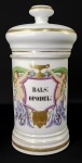 POTE DE FARMÁCIA - MAGNIFICO  POTE DE FARMÁCIA EM PORCELANA ARTISTICAMANETE DECORADO. BASE E TAMPA DECORADAS COM RICOS BARRADOS EM OURO. INTEGRA UM CONJUNTO DE SETE POTES QUE ESTA SENDO VENDIDO EM SEQUENCIA. TODOS ORIUNDOS  DE UMA MESMA FARMACIA. O CORPO TEM EXUBERANTE ESCUDO POLICROMADO ALADO POR NINFAS  ALEGÓRICAS SEGURANDO GUIRLANDAS E UM VASO QUE EMOLDURAM UMA TAÇA DE HÍGIA. A BASE DO ESCUDO TEM REPRESENTAÇÃO DE UMA CABEÇA DE FELINO EM OURO. EM RESERVA APRESENTA O NOME DA SUBSTANCIA QUE CONTINHA SENDO BALS: OPODEL:" ESTAMPADA NA CARTELA DO POTE DE FARMÁCIA É UMA ABREVIAÇÃO FARMACÊUTICA EM LATIM PARA O BÁLSAMO OPODELDOC UTILIZADO HISTORICAMENTE PARA O ARMAZENAMENTO E CONSERVAÇÃO DE UNGUENTOS E LINIMENTOS OFICINAIS. UM LINIMENTO CANFORADO E SAPONÁCEO. O BÁLSAMO OPODELDOC É UMA DAS FÓRMULAS FARMACÊUTICAS MAIS CÉLEBRES DA MEDICINA ANTIGA, ATRIBUÍDA INICIALMENTE AO MÉDICO E ALQUIMISTA PARACELSO NO SÉCULO XVI E POSTERIORMENTE PADRONIZADA NAS FARMACOPEIAS DOS SÉCULOS XVIII E XIX. TRATAVA-SE DE UMA PREPARAÇÃO TÓPICA À BASE DE SABÃO, CÂNFORA, ÁLCOOL E ÓLEOS ESSENCIAIS (COMO ALECRIM E TOMILHO), AMPLAMENTE PRESCRITA PARA TRATAR CONTUSÕES, DORES REUMÁTICAS, ENTORSES, LUXAÇÕES E DORES MUSCULARES.MARCAS DA MAISON A COLLIN, FRANÇA. SEC. XIX. 28 CM DE ALTURANOTA: A Taça de Higéia , , é um dos símbolos da farmacologia e, juntamente com o Bastão de Asclépio , é um dos símbolos mais antigos e importantes relacionados à medicina nos países ocidentais. Higéia era a deusa grega da saúde, higiene , limpeza e saneamento , e filha de Asclépio , com quem é frequentemente associada, por exemplo, em orações e hinos. O símbolo de Asclépio é o seu bastão , com uma serpente enrolada nele; correspondentemente, o símbolo de Higéia é uma taça ou cálice. Higéia também era invocada, juntamente com seu pai Asclépio e a Panaceia, no Juramento de Hipócrates original .