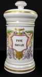 POTE DE FARMÁCIA - MAGNIFICO  POTE DE FARMÁCIA EM PORCELANA ARTISTICAMANETE DECORADO. BASE E TAMPA DECORADAS COM RICOS BARRADOS EM OURO. INTEGRA UM CONJUNTO DE SETE POTES QUE ESTA SENDO VENDIDO EM SEQUENCIA. TODOS ORIUNDOS  DE UMA MESMA FARMACIA. O CORPO TEM EXUBERANTE ESCUDO POLICROMADO ALADO POR NINFAS  ALEGÓRICAS SEGURANDO GUIRLANDAS E UM VASO QUE EMOLDURAM UMA TAÇA DE HÍGIA. A BASE DO ESCUDO TEM REPRESENTAÇÃO DE UMA CABEÇA DE FELINO EM OURO. EM RESERVA APRESENTA O NOME DA SUBSTANCIA QUE CONTINHA SENDO POM: ROSAR:" ESTAMPADA NA CARTELA DO POTE DE FARMÁCIA É UMA ABREVIAÇÃO FARMACÊUTICA EM LATIM PARA  A POMADA DE ROSAS (POMATUM ROSATUM) A POMADA DE ROSAS FOI UM DOS UNGÜENTOS MAIS POPULARES DA MEDICINA TRADICIONAL OCIDENTAL. POR SER UM PREPARADO DELICADO E PERFUMADO, ERA MANTIDO EM RECIPIENTES DE PORCELANA DE ALTA QUALIDADE PARA EVITAR CONTAMINAÇÃO, OXIDAÇÃO E DEGRADAÇÃO PELA LUZ. MARCAS DO FABRICANTE.  FRANÇA. SEC. XIX. 28 CM DE ALTURANOTA: A Pomada de Rosas (Pomatum Rosatum ou Unguentum Rosatum) era um preparado farmacêutico e cosmético clássico, utilizado desde a Antiguidade e amplamente produzido entre os séculos XVIII e XX para fins terapêuticos e dermatológicos.  Ação Emoliente e Hidratante: Era aplicada para tratar peles extremamente secas, desidratadas ou ásperas, especialmente no rosto, lábios e mãos. Cicatrizante e Suavizante: Usada para acalmar irritações cutâneas, queimaduras leves, ferimentos superficiais, assaduras e rachaduras na pele. Propriedades Anti-inflamatórias: O extrato e o óleo essencial de rosas conferiam à fórmula uma leve ação antisséptica e anti-inflamatória, reduzindo vermelhidões. Uso Cosmético e Aromático: Por seu aroma agradável e textura nobre, servia também como bálsamo perfumado para os lábios e pomada facial de uso diário na touca de toucador.