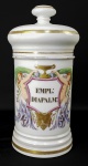 POTE DE FARMÁCIA - MAGNIFICO  POTE DE FARMÁCIA EM PORCELANA ARTISTICAMANETE DECORADO. BASE E TAMPA DECORADAS COM RICOS BARRADOS EM OURO. INTEGRA UM CONJUNTO DE SETE POTES QUE ESTA SENDO VENDIDO EM SEQUENCIA. TODOS ORIUNDOS  DE UMA MESMA FARMACIA. O CORPO TEM EXUBERANTE ESCUDO POLICROMADO ALADO POR NINFAS  ALEGÓRICAS SEGURANDO GUIRLANDAS E UM VASO QUE EMOLDURAM UMA TAÇA DE HÍGIA. A BASE DO ESCUDO TEM REPRESENTAÇÃO DE UMA CABEÇA DE FELINO EM OURO. EM RESERVA APRESENTA O NOME DA SUBSTANCIA QUE CONTINHA SENDO EMPL: DIAPALM" ESTAMPADA NA CARTELA DO POTE DE FARMÁCIA É UMA ABREVIAÇÃO FARMACÊUTICA EM LATIM PARA  O EMPLASTRO DIAPALMA (EMPLASTRUM DIAPALMA). TRATA-SE DE UMA PREPARAÇÃO TÓPICA MEDICINAL HISTÓRICA À BASE DE LITARGÍRIO (ÓXIDO DE CHUMBO), AZEITE DE OLIVA, BANHA E SUCO OU DECOCTA DE FOLHAS DE PALMEIRA (PHOENIX DACTYLIFERA). ERA UTILIZADO POR SUAS PROPRIEDADES CICATRIZANTES, ADSTRINGENTES E RESOLUTIVAS EM FERIDAS, ÚLCERAS E INFLAMAÇÕES. O EMPLASTRUM DIAPALMA FIGURA DE FORMA PROEMINENTE NAS FARMACOPEIAS CLÁSSICAS DOS SÉCULOS XVIII E XIX (COMO A PHARMACOPOEA GERAL E A FARMACOPEIA LUSITANA). POTES DE FARMÁCIA EM PORCELANA DECORADA NÃO CUMPRIAM APENAS UMA FUNÇÃO UTILITÁRIA DE CONSERVAÇÃO DE COMPOSTOS SENSÍVEIS À LUZ E AO AR, MAS TAMBÉM SERVIAM COMO SÍMBOLO DE PRESTÍGIO, RIGOR CIENTÍFICO E ELEGÂNCIA NO INTERIOR DAS BOTICAS TRADICIONAIS. MARCAS DO FABRICANTE. FRANÇA. SEC. XIX. 28 CM DE ALTURANOTA: Transcrevo  a seguir um interessante relato das memórias de um boticário mineiro e suas histórias de ofício envolvendo esta fórmula de emplastro diapalma: O Boticário e a Serpente de OuroCorria o ano de 1842 na próspera Vila de São João del-Rei. Mestre Joaquim, figura respeitada de barbas grisalhas e óculos de aro de latão na ponta do nariz, ostentava em sua botica a mais invejada coleção de potes de porcelana da província. Alinhados em prateleiras de jacarandá, os recipientes brancos reluziam com inscrições em latim gravadas sob filetes de ouro fino. Entre eles, destacava-se um majestoso vaso decorado com anjos e grinaldas, onde se lia em letras solenes: EMPL: DIAPALM:.Aquele não era um pote qualquer. Na mentalidade da época, a eficácia do remédio dependia tanto da nobreza de sua mistura quanto da imponência do frasco que o guardava. O Emplastrum Diapalma  misteriosa mezinha à base de litargírio de chumbo, azeite e folhas de palmeira  era tido como milagroso para fechar feridas de tropeiros, acalmar dores nas articulações e curar os golpes de facão e chibata.Certa tarde de calor abafado, adentrou a botica o Comendador Silveira, homem de posses, pancada forte no peito e pouca paciência. Queixava-se de uma inflamação perversa no joelho que o impedia de montar a cavalo e vistoriar suas terras. Olhando para o frasco dourado no alto da prateleira, o comendador exigiu: Seu Joaquim, quero a melhor porção desse milagre de porcelana. Pago em moedas de ouro, mas exijo o remédio que vem do pote dos anjos!O boticário, sábio nas artes da cura e nos temperamentos humanos, sabia que o estoque do Diapalma importado da Europa havia acabado na semana anterior. Tinha em mãos apenas uma pasta simples de banha com ervas locais, preparada na manhã daquele dia. Porém, conhecendo a fama de hipocondríaco do comendador e sabendo que a fé na botica valia tanto quanto a própria substância, Joaquim não hesitou.Com solene teatralidade, subiu na escada de madeira, retirou o pesado pote de porcelana e, sob o olhar atento e impressionado do fidalgo, usou uma espátula de osso para raspar as paredes internas do frasco  onde ainda restava uma generosa camada do emplastro verdadeiro , misturando-a habilmente ao preparado de ervas nativas. Espalhou a pomada sobre um pano de linho cru e aplicou diretamente sobre o joelho do homem.Três dias depois, o Comendador Silveira retornou à botica, caminhando sem bengala e com um sorriso de orelha a orelha. Alardeou para quem quisesse ouvir na praça da matriz que a porcelana dourada de Mestre Joaquim tinha o poder de canalizar a bênção dos santos.Joaquim apenas sorriu em silêncio atrás do balcão, limpando com uma flanela macia a cartela neoclássica do EMPL: DIAPALM:. No Brasil do Império, a arte da farmácia exigia conhecimento de botânica, domínio da química e, acima de tudo, uma boa dose de dramaturgia.