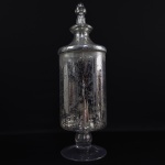 GRANDE FRASCO DE FARMÁCIA EM VIDRO COM PINTURA ESPELHADA DITA VIDRO DE MERCÚRIO UTLIZADO PARA IMPEDIR A FOTO DEGRADAÇÃO DAS SUBSTÂNCIAS.  FORMA PAR IDENTICO COM O OFERTADO NO LOTE A SEGUIR. EUROPA, SEC. XIX. 50 CM DE ALTURA