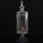 GRANDE FRASCO DE FARMÁCIA EM VIDRO COM PINTURA ESPELHADA DITA VIDRO DE MERCÚRIO UTLIZADO PARA IMPEDIR A FOTO DEGRADAÇÃO DAS SUBSTÂNCIAS.FORMA PAR COM O LOTE OFERTADO NO LOTE ANTERIOR.  EUROPA, SEC. XIX. 50 CM DE ALTURA