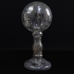 PINHA DECORATIVA EM VIDRO COM PINTURA ESPELHADA DITA VIDRO DE MERCÚRIO. COM FIM DECORATIVO ERA UTLIZADA PARA ADORNAR O CONJUNTO COM  OS DOIS FRASCOS OFERTADOS NOS LOTE ANTERIORES. 21 CM DE ALTURA.