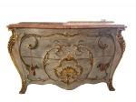 Antiga e maravilhosa cômoda francesa , bombe ,  em madeira nobre com rica policromia e detalhes de dourado , brunido a ouro ,  tampo mármore rosa , 4 gavetas, perfeito estado