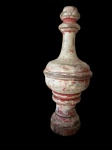 Antiga peanha  em madeira torneada com restos de policromia de época, nos tons coral e branco , mede 27 cm