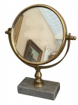 Antigo espelho de mesa redondo com base em mármore, frisos dourado, com movimento , mede 33x25 cm largura