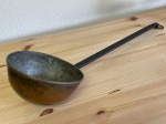 Grande concha em cobre de grossa espessura com cabo e furação para pendurar na parede, mede 57x12x17 cm