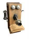Antigo telefone de parede , em madeira , original, super conservado, mede 50x30 cm