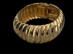 Pulseira feminina em metal dourado , de abrir e fechar , mede 8 cm