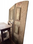 Antiga e linda porta de igreja , em madeira de grossa espessura , ótimo estado, mede 1,50x2,50 m de altura