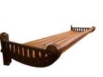 Suporte de parede , de mala de trem, em ferro fundido com madeira torneadas , perfeito estado, mede 85 cm x 22 cm profundidade