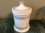 Antigo e grande pote de farmácia em porcelana branca com frisos azuis, provavelmente Portugues, mede 21x33 cm de altura