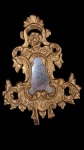 Antigo espelho , Italiano , final do séc XVII , em madeira com rica policromia  em ouro , 18 k ,  peça de coleção , mede 30x24 cm de largura, tem o par nesse leilão