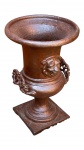 Grande vaso , anfora, com duas alças em ferro fundido, escultura de cara de leão , peça bruta e pesada, nunca usada , mede 75x55 cm largura