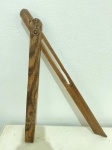 Grande compasso em madeira pinho de riga, linda peça, mede 54 cm