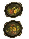 Duas bandejas européias, antigas em madeira com rico desenho de flores, perfeito estado, mede 20x17 cm largura