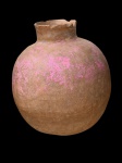 Antigo e robusto vaso de barro redondo com restos de policromia rosa , mede 60x50 cm diam.