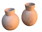 Dois vasos de barro bojudos , medem 42 e 38 cm x 30 cm largura