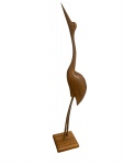 Linda escultura em madeira jacarandá mineiro representando garça, mede 1,05  metros