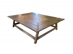 Antiga e grande mesa de centro em madeira nobre resistente, com tampo em ceramica e madeira nas boradas, ótimo estado, mede 1,80x1,30x50 cm altura
