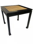 Mesa quadrada, modelo oriental com pés curvados em madeira com policromia preta em fundo vermelho, tampo forrado em palha natural, medidas: 80 x 80 x 80 cm.