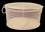 Cesto oval em metal vazada com duas pegas decorativos em formado de argola m acabamento na tonalidade branca. Med. 22 cm altura x 40 cm comprimento x 29 cm largura.