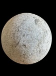 Grande esfera em pedra apicoada, robusta e pesada, , mede 44 cm
