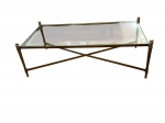 Antiga e linda mesa de centro francesa com estrutura em ferro forjado em dourado , tampo grosso de vidro, mede 1,26x65x40 cm altura