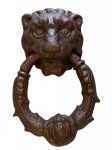 Robusta peça em ferro fundido, batedor de porta , ou suporte de toalhas, peça bruta e pesada, mede 30x20 cm largura