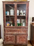 Antigo e maravilhoso armário de fazenda com vitrine, uma grande gaveta com duas portas na parte inferior. Ótimo estado. Medidas: 1,10 x 46 cm de profundidade x 2 mt altura.