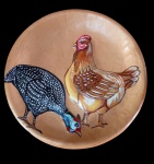 Lindo prato de ceramica com figuras de galinhas em alto relevo , pintada a mão, mede 22 cm