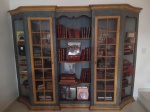 Antiga vitrine de farmácia mineira com policromia marmorizada em tons de azul e amarelo com linda moldura e acabamento. Medidas: 2,90 mt x 50 cm x 2,10 mt de altura.