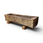 Grande e robusto coucho esculpido em grosso tronco de árvore com dois suportes em madeira , mede 2 metros x56x42 cm altura sem os suportes, madeira tratada e envernizada