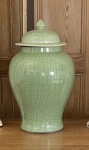Grande e imponente potiche oriental em porcelana craquelê , verde celadon , perfeito estado. Medidas: 47 x 30 cm largura.