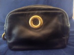 CELINE - Original, francesa, clutch preta em couro napa, com detalhe em medalhão. Nova. Medidas: 20 x 13 cm.