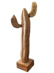 Diferente escultura em madeira representando cactos, arte brasileira, mede 40 x18 cm.